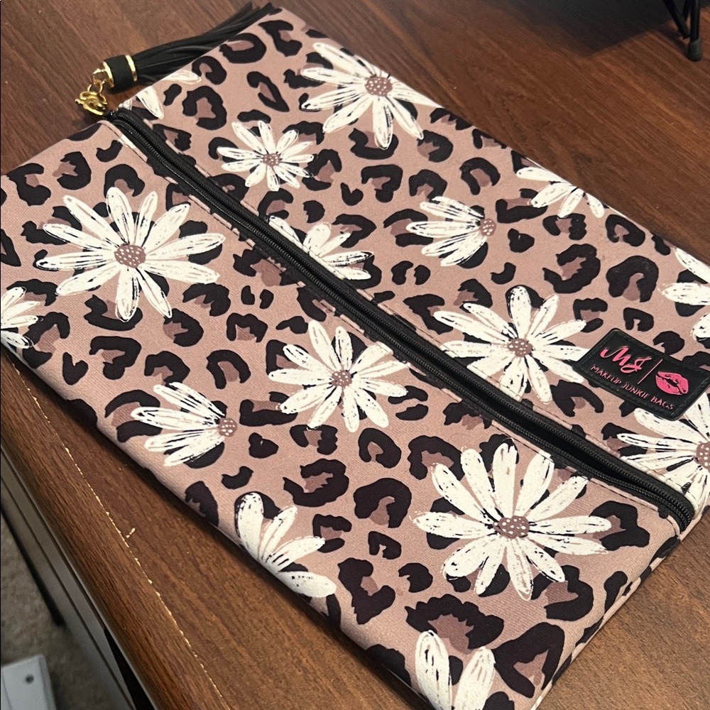 Makeup junkie cheetah daisy print bag; Size large.
